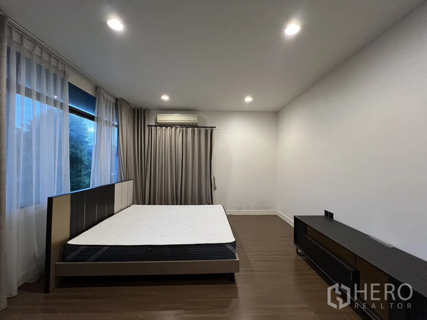 Detached House for rent or sale in Bang Kapi, Bangkok - Master suite hallway toward balcony and bathroom entrance.
