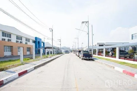 工厂 出租在Chachoengsao - 工业园区内宽敞道路，配套完善并有车辆停放。