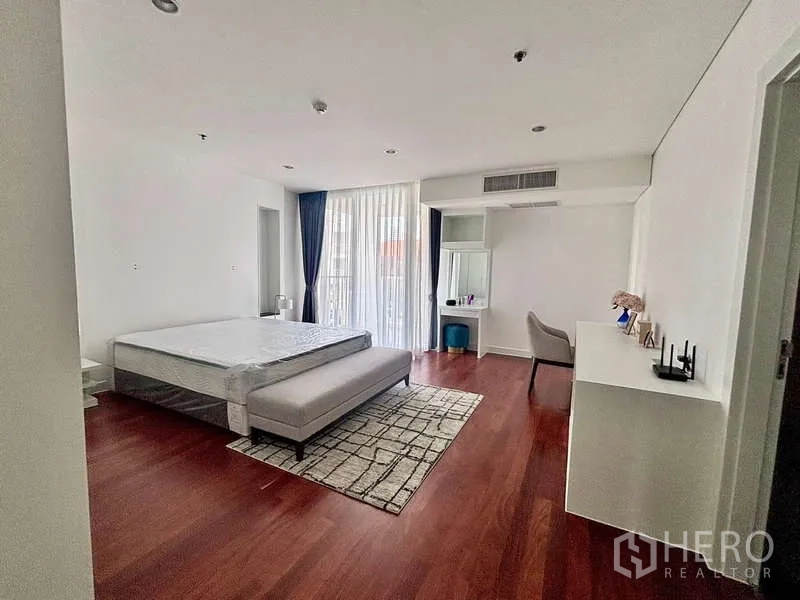 อพาร์ทเมนท์ ให้เช่าในWatthana, Bangkok - ห้องนอนหลักกว้าง ม่านโปร่ง หน้าต่างเต็มบาน พร้อมโต๊ะเครื่องแป้ง