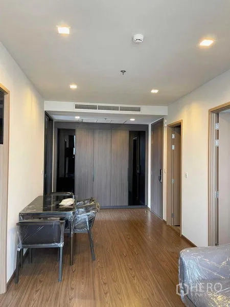 公寓 出售在Watthana, Bangkok - 餐桌区面向嵌入式衣柜和两间卧室的门。