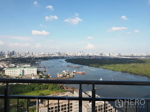 公寓 出租在Yan Nawa, Bangkok - 阳台全景，可见湄南河、绿地与城市天际线，来自Yan Nawa高层公寓。