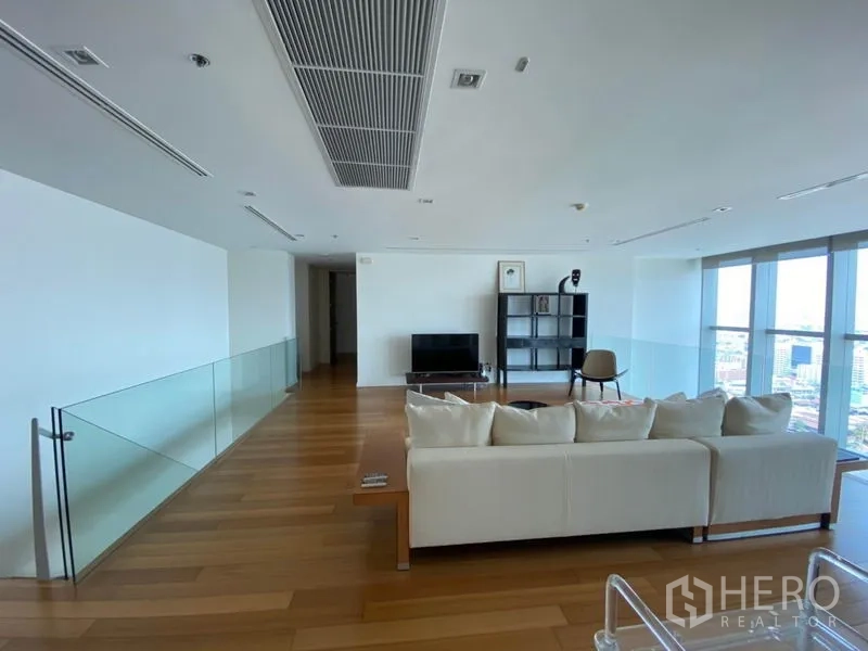 公寓 出租或出售在Khlong San, Bangkok - 楼上家庭休闲区，沙发与玻璃栏杆，城市景观。