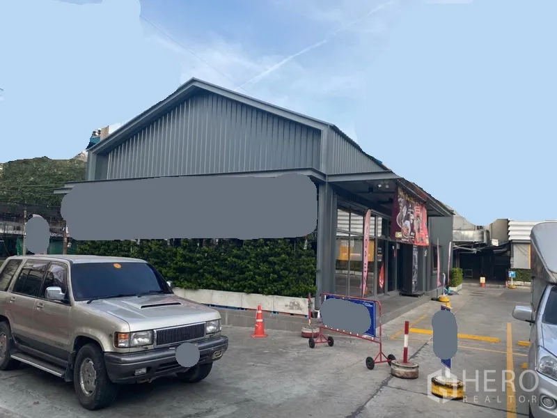 零售空间 出租在Khlong Toei, Bangkok - 店铺转角立面，宽敞有顶入口与通车车道。