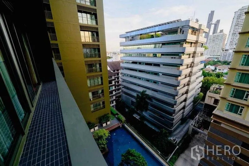 คอนโด ให้เช่าในWatthana, Bangkok - วิวระเบียงชั้นสูงมองลงสระว่ายน้ำและตึกสมัยใหม่ข้างเคียง