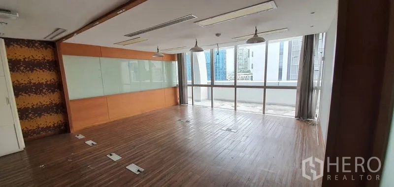 สำนักงาน ให้เช่าในWatthana, Bangkok - ห้องประชุมผนังกระจก มีโคมแขวน ผนังไวท์บอร์ด และพื้นไม้.