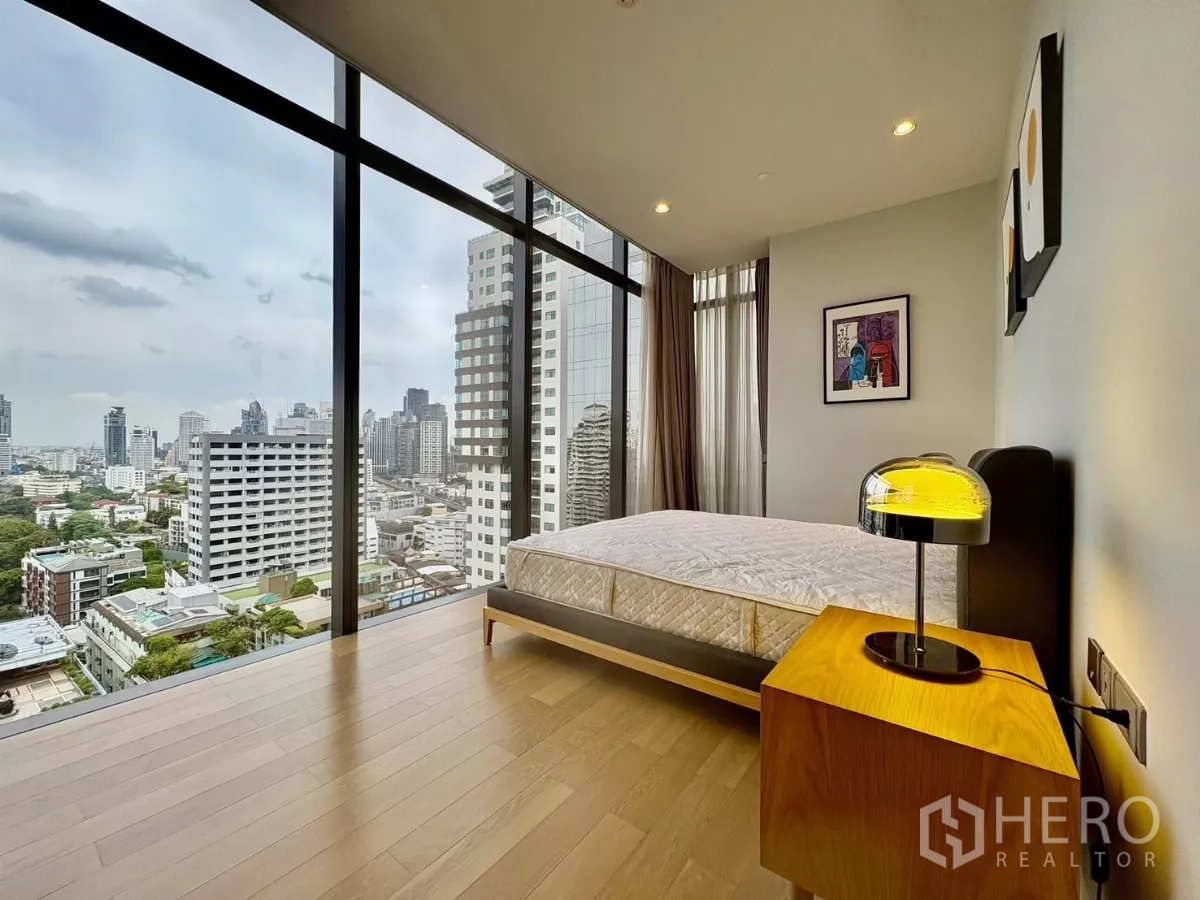 公寓 出租在Watthana, Bangkok - 主卧配落地转角窗，饱览城市天际线。