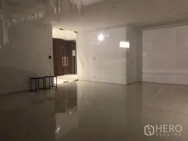 Retail Space for rent in Khlong Toei, Bangkok - Open-plan interior with glossy tiled floors, recessed lighting, and a glass entrance.