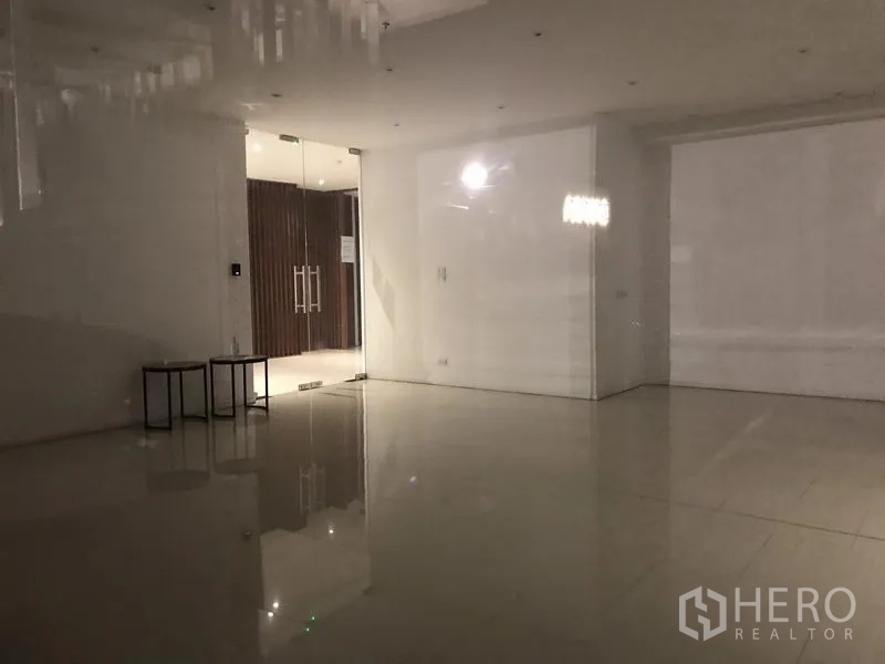 Retail Space for rent in Khlong Toei, Bangkok - Open-plan interior with glossy tiled floors, recessed lighting, and a glass entrance.