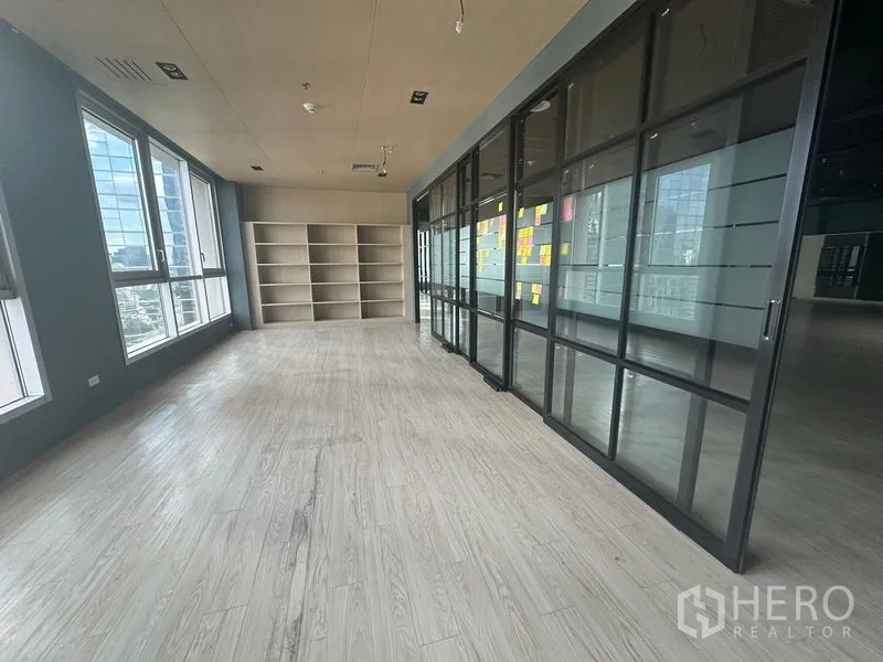 办公空间 出租在Bang Rak, Bangkok - 明亮会议或项目室，带开放书架和城市景观大窗。