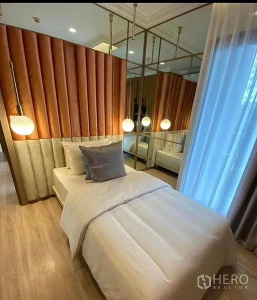 คอนโด ให้เช่าในWatthana, Bangkok - ห้องนอนที่สองเตียงเดี่ยว ผนังกระจกเงา และโคมไฟห้อยโทนอบอุ่น