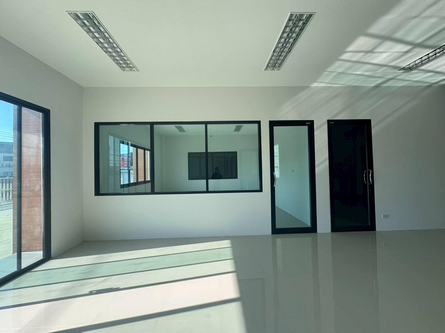 โรงงาน ขายในMueang Samut Sakhon, Samut Sakhon - โซนสำนักงานกั้นกระจก พร้อมประตูกรอบดำและทางออกกระจกบานเลื่อน