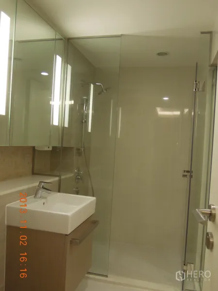 公寓 出租在Watthana, Bangkok - 现代浴室，玻璃淋浴间、大镜面与悬挂式洗手台