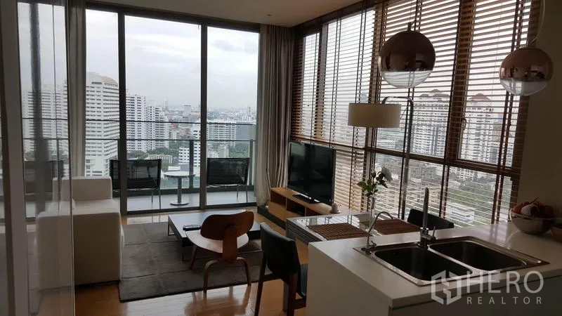公寓 出租在Watthana, Bangkok - 带落地窗与阳台的开放式客厅，可观城市天际线
