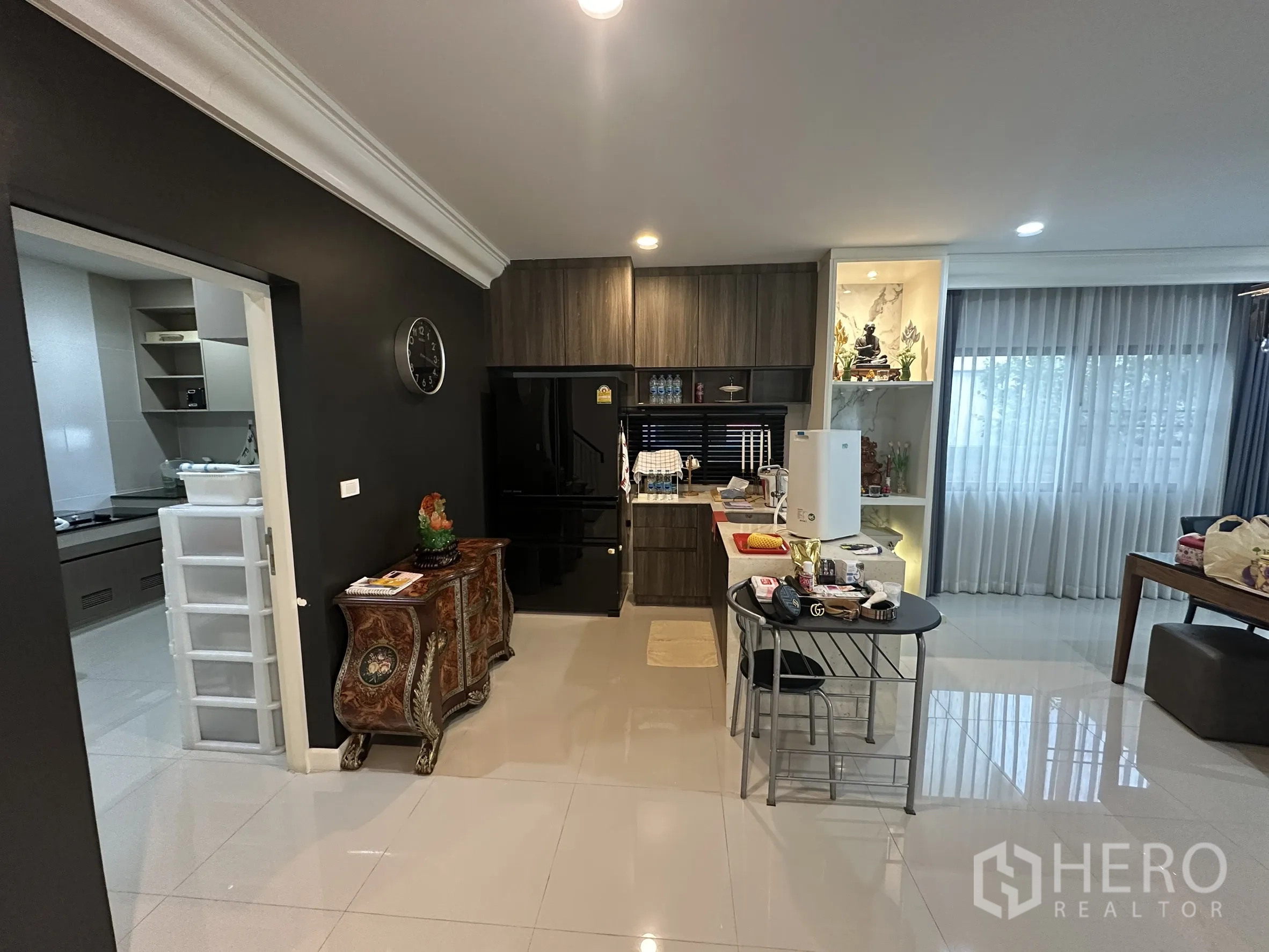 Detached House for rent in Lam Luk Ka, Pathum Thani - Pantry corner with black accent wall, fridge and island.