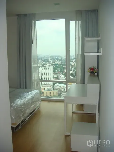 公寓 出租或出售在Watthana, Bangkok - 舒适次卧，书桌、木地板与高挑窗户，可观曼谷景色