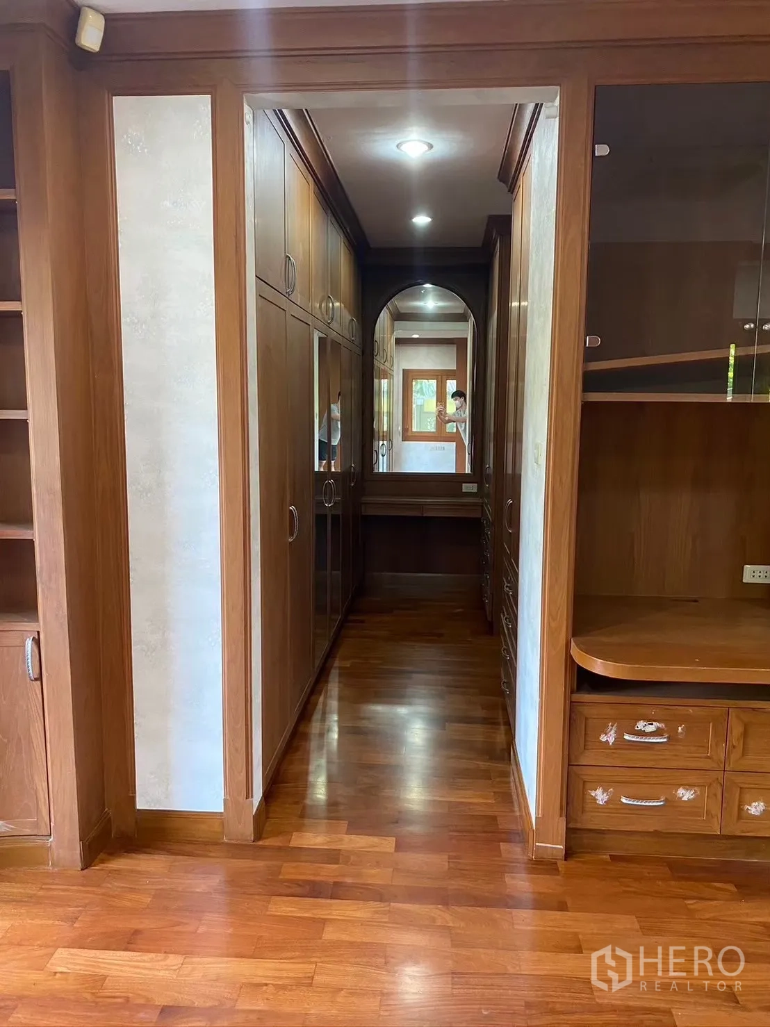 Detached House for rent in Watthana, Bangkok - Walk-in closet corridor with mirrored dressing area and wood cabinetry.