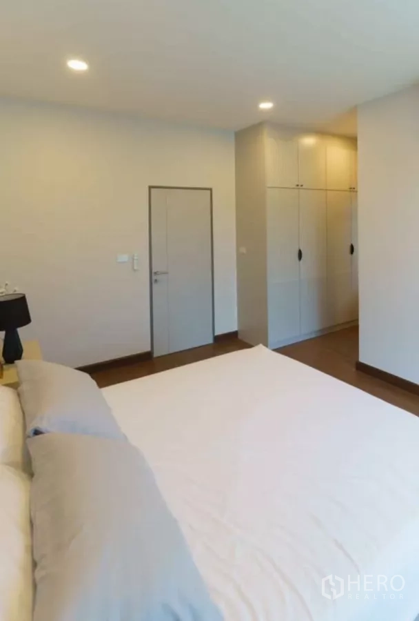独立式住宅 出租或出售在Bang Phli, Samut Prakan - 卧室一角，衣柜与房门，木地板。
