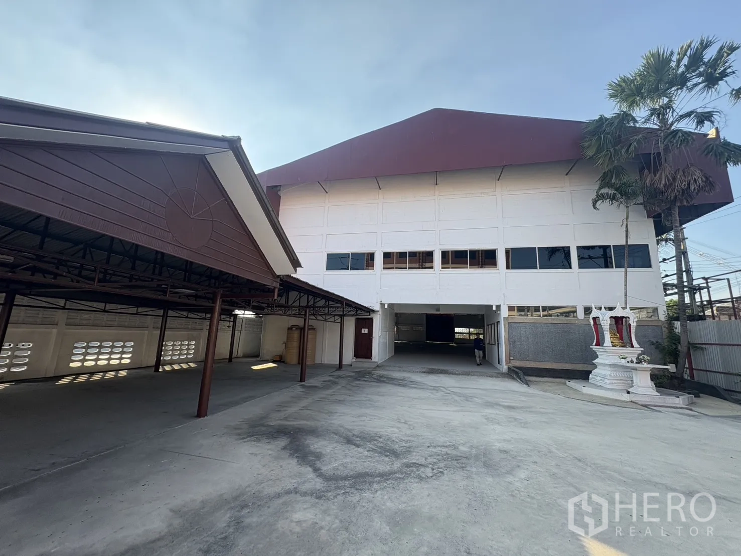 货栈 出租在Bang Phli, Samut Prakan - 仓库旁带顶雨棚的装卸区与宽阔车道。