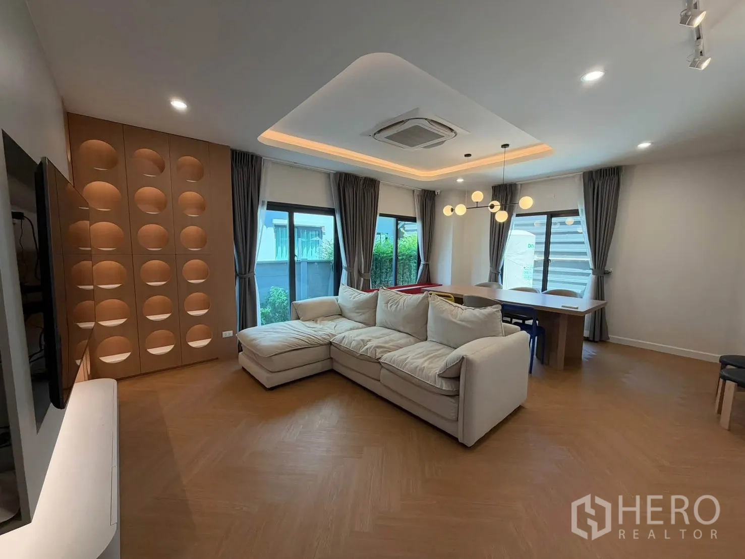 บ้านแฝด for rent in Prawet, Bangkok - พื้นที่นั่งเล่นและรับประทานอาหารแบบเปิดโล่งพร้อมโคมไฟดีไซน์