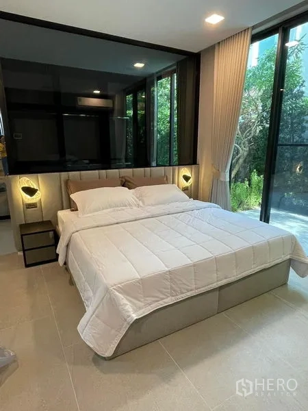 Detached House for rent - Ground-floor bedroom with garden-view windows and crisp white bedding.