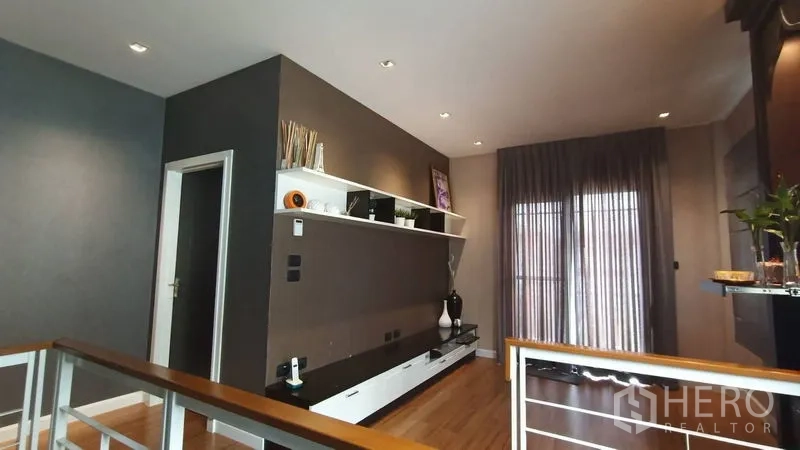 บ้าน ขายในPrawet, Bangkok - ห้องนั่งเล่นชั้นบน ตู้บิวท์อินยาว ประตูกระจกบานเลื่อนผ้าม่านโปร่ง