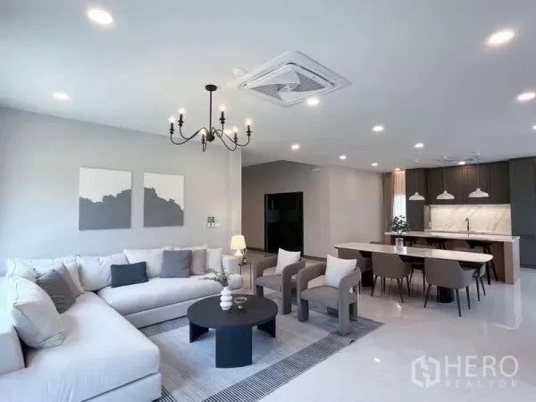บ้าน ให้เช่าหรือขายในBang Phli, Samut Prakan - พื้นที่นั่งเล่น‑ทานอาหาร‑ครัวยกสไตล์โอเพ่นแพลน โคมไฟระย้าและไอส์แลนด์