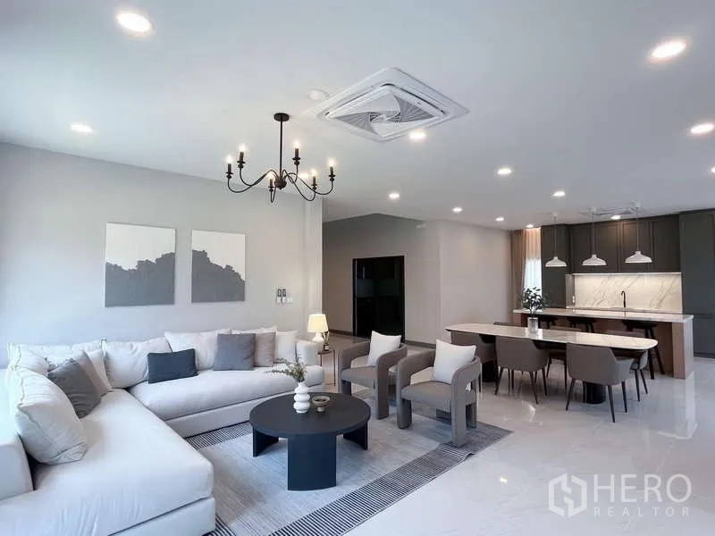 บ้าน ให้เช่าหรือขายในBang Phli, Samut Prakan - พื้นที่นั่งเล่น‑ทานอาหาร‑ครัวยกสไตล์โอเพ่นแพลน โคมไฟระย้าและไอส์แลนด์