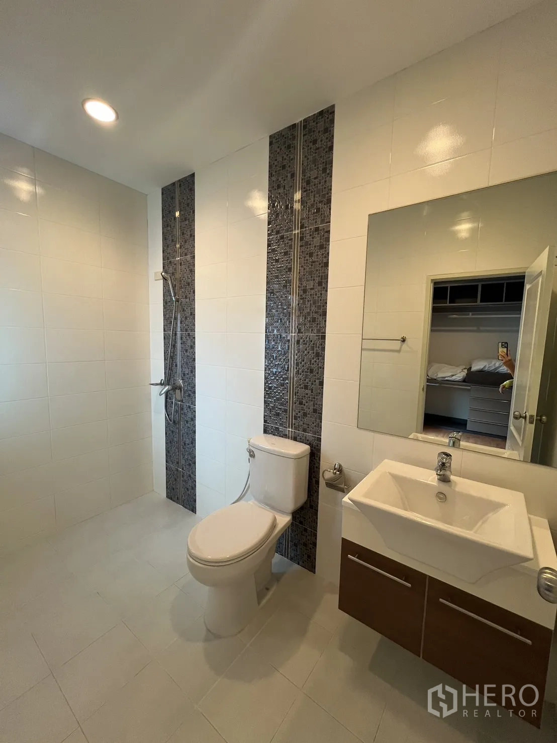 Detached House for rent in Saphan Sung, Bangkok - Bedroom with doorway to an en‑suite bathroom.
