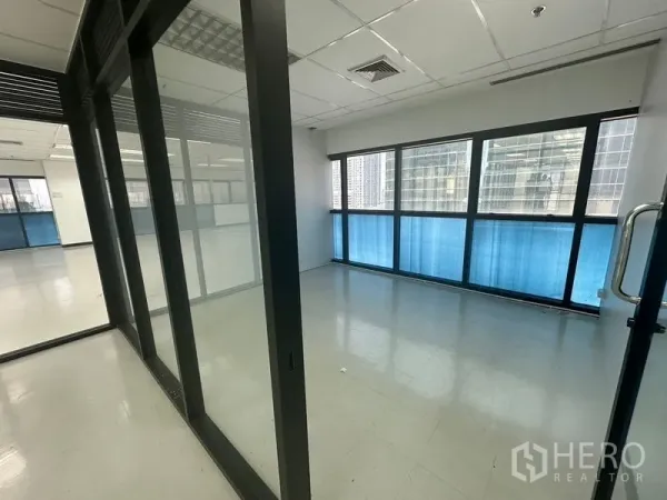 办公空间 出租在Phaya Thai, Bangkok - 现代办公室内的私密房间，落地窗与玻璃墙。