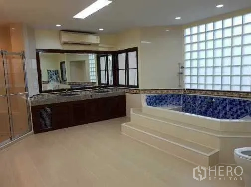 联排别墅 出租在Khlong Toei, Bangkok - 主浴室宽敞，阶梯式按摩浴缸与玻璃砖采光窗。