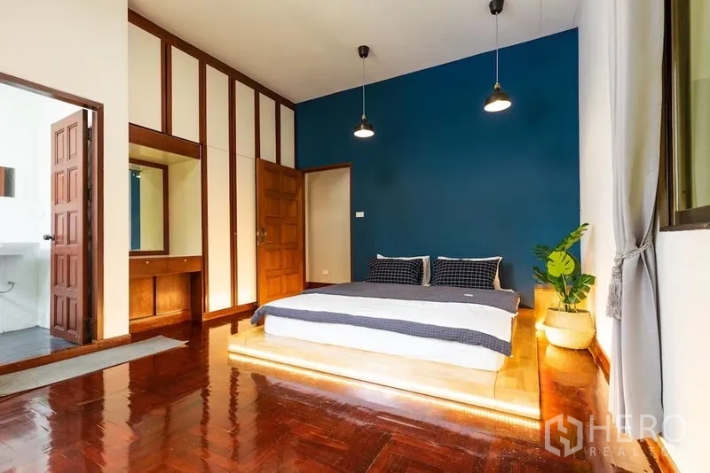 ทาวน์เฮาส์ ให้เช่าในWatthana, Bangkok - ห้องนอนหลัก ผนังสีฟ้า เตียงยกพื้น และห้องน้ำในตัว