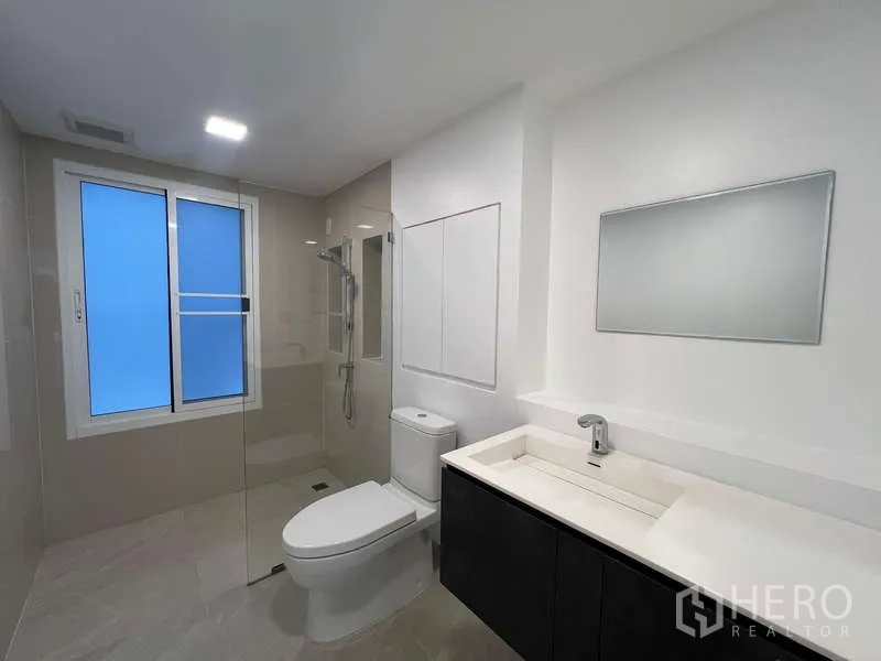 带办公室的家 出租在Khlong Toei, Bangkok - 第二间浴室，玻璃淋浴间、台盆与磨砂窗。
