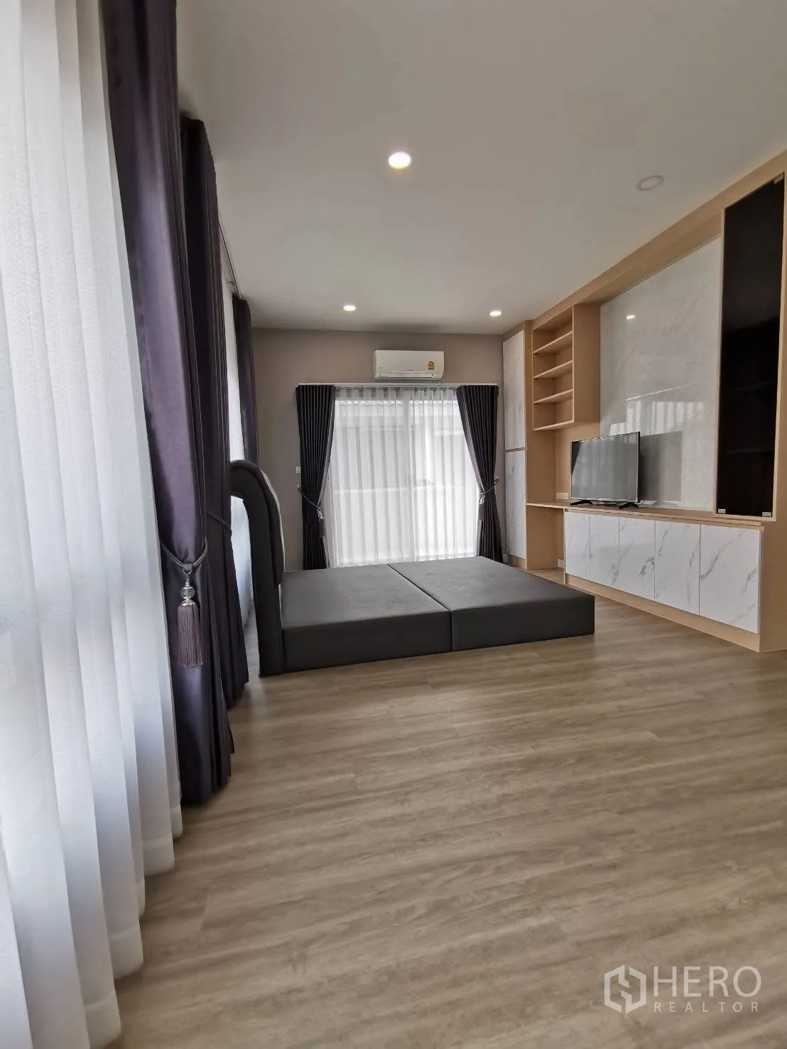 บ้านเดี่ยว for rent in Bang Phli, Samut Prakan - ห้องอเนกประสงค์มีฟูกนอน ชั้นวางทีวีบิวท์อินลายหินอ่อน หน้าต่างกว้างและแอร์