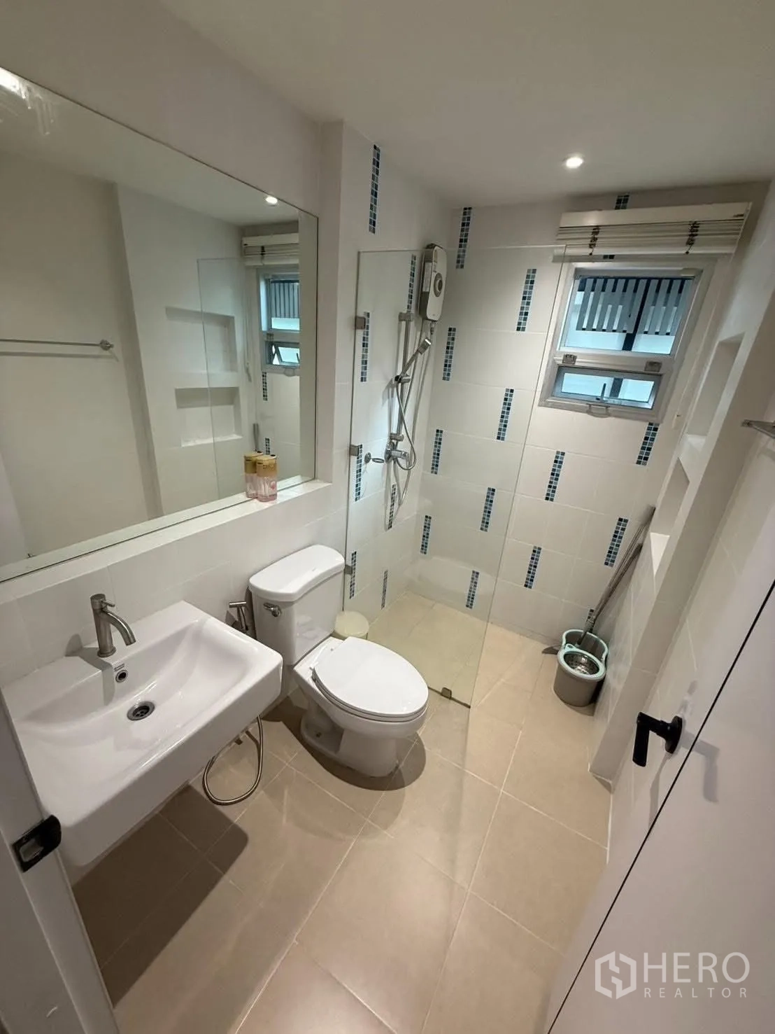 独栋房屋 for rent in Prawet, Bangkok - 现代浴室，玻璃淋浴间、坐便器、台盆与采光窗