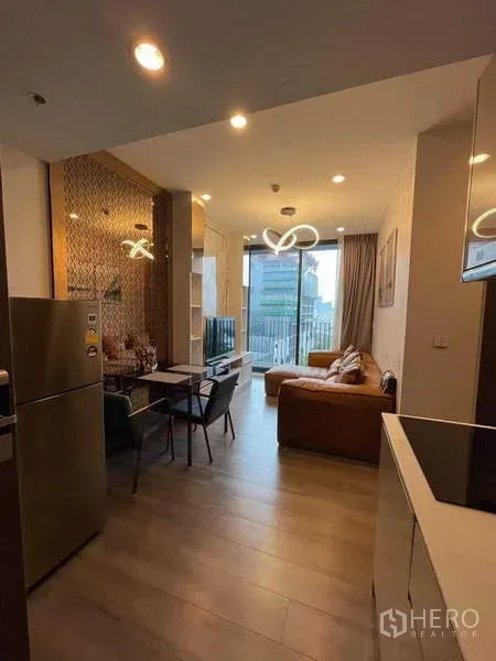 公寓 出租 - 开放式客餐厅，皮沙发、餐桌，落地窗通向阳台城市景观，位于 Whizdom Essence。