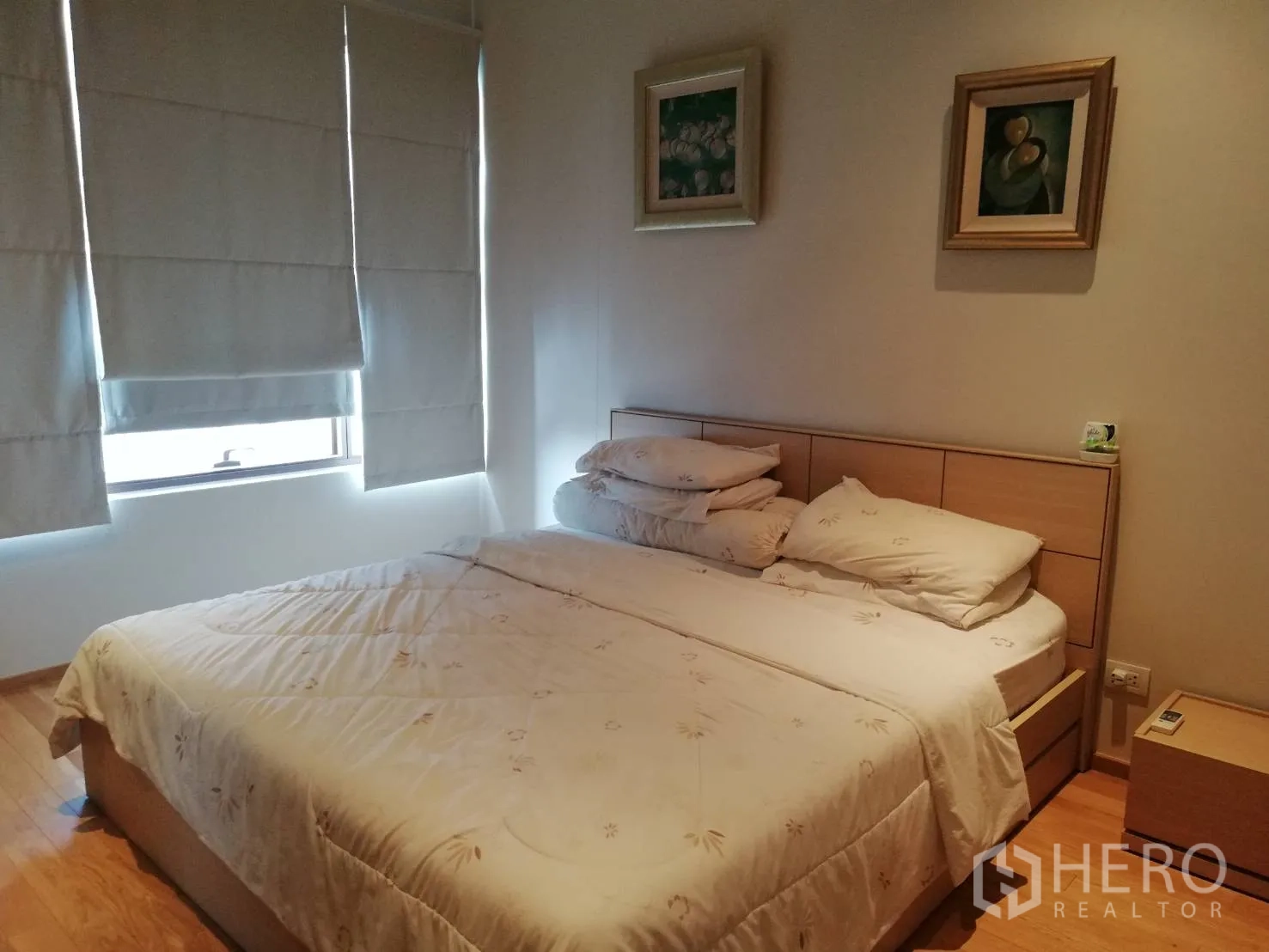 Condominium for sale in Khlong Toei, Bangkok - Second bedroom with double bed, bedside table and wall art.