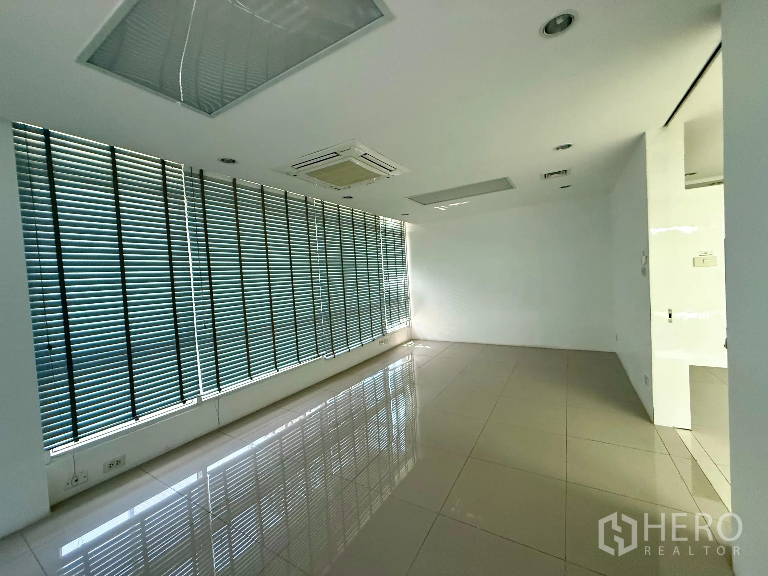 办公空间 出租在Bueng Kum, Bangkok - 玻璃双开门通往办公室与走廊