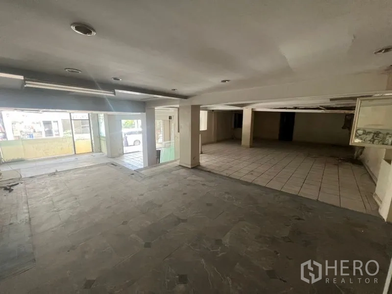 Retail Space for rent in Watthana, Bangkok - Spacious open-plan shop interior with columns, mixed tile floors and large windows.