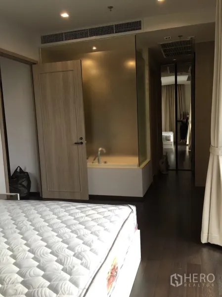 คอนโด ให้เช่าในWatthana, Bangkok - ห้องนอนเชื่อมต่อห้องน้ำเอนสวีท ผนังกระจกฝ้ากั้นอ่างอาบน้ำ พร้อมตู้เสื้อผ้าบานกระจก
