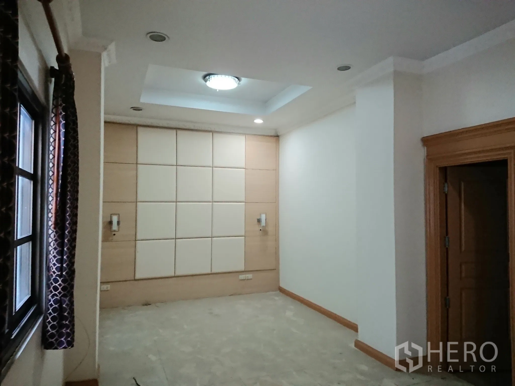 Detached House for sale in Chatuchak, Bangkok - Small room with padded feature wall and recessed ceiling lights.