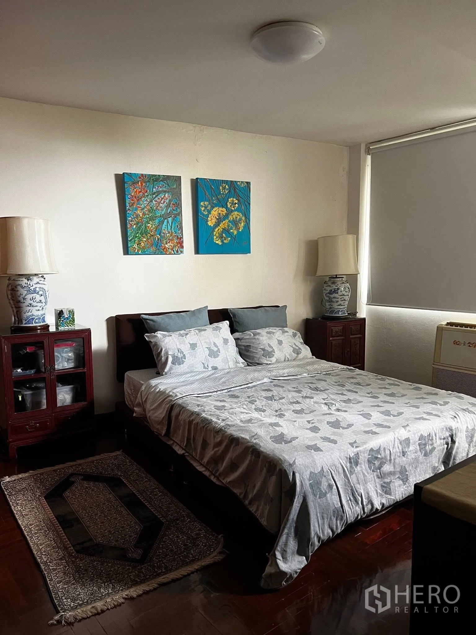 联排别墅 for rent or sale in Watthana, Bangkok - 第二卧室配双人床、床头柜与装饰画。