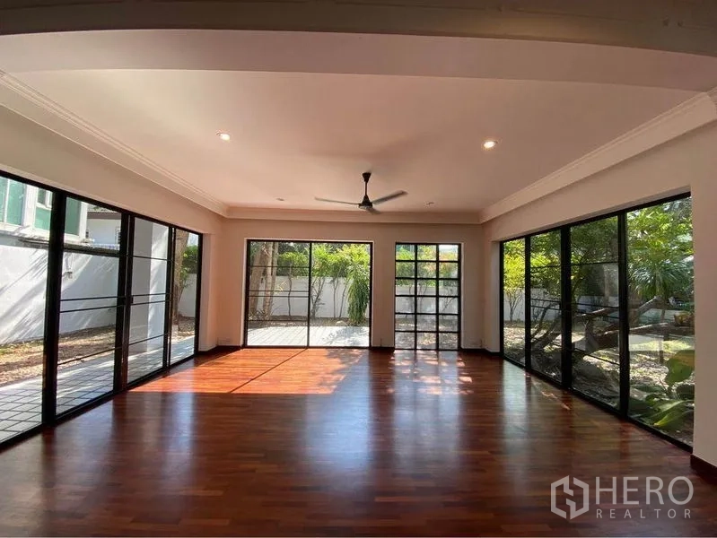 บ้าน ให้เช่าในWatthana, Bangkok - ห้องรับแสงธรรมชาติ มองสวน ประตูกระจกเต็มบาน