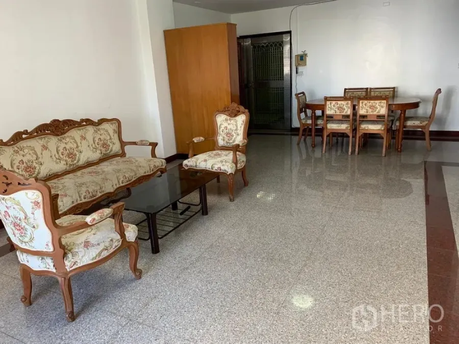 公寓 出租在Sathon, Bangkok - 开放式客餐厅，花纹布艺家具与亮面石材地面。