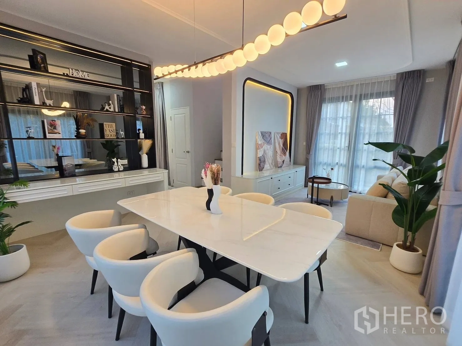 บ้าน for rent or sale in Bang Phli, Samut Prakan - พื้นที่ทานอาหาร โต๊ะหินอ่อน 6 ที่นั่ง โคมไฟดีไซน์ และชั้นโชว์บิวท์อิน