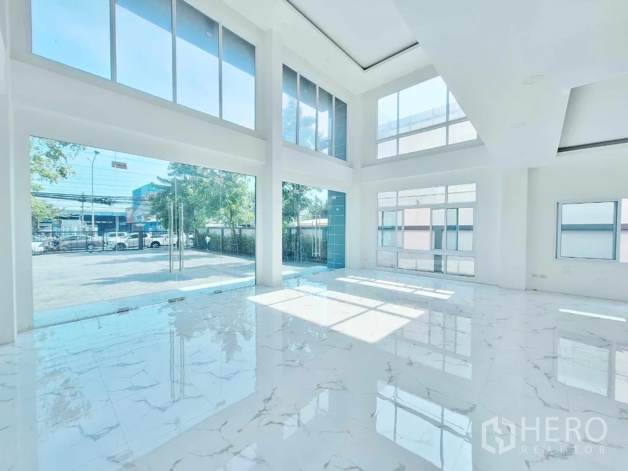 办公空间 出售在Bueng Kum, Bangkok - 一层整面玻璃临街面，适合展厅或接待区。