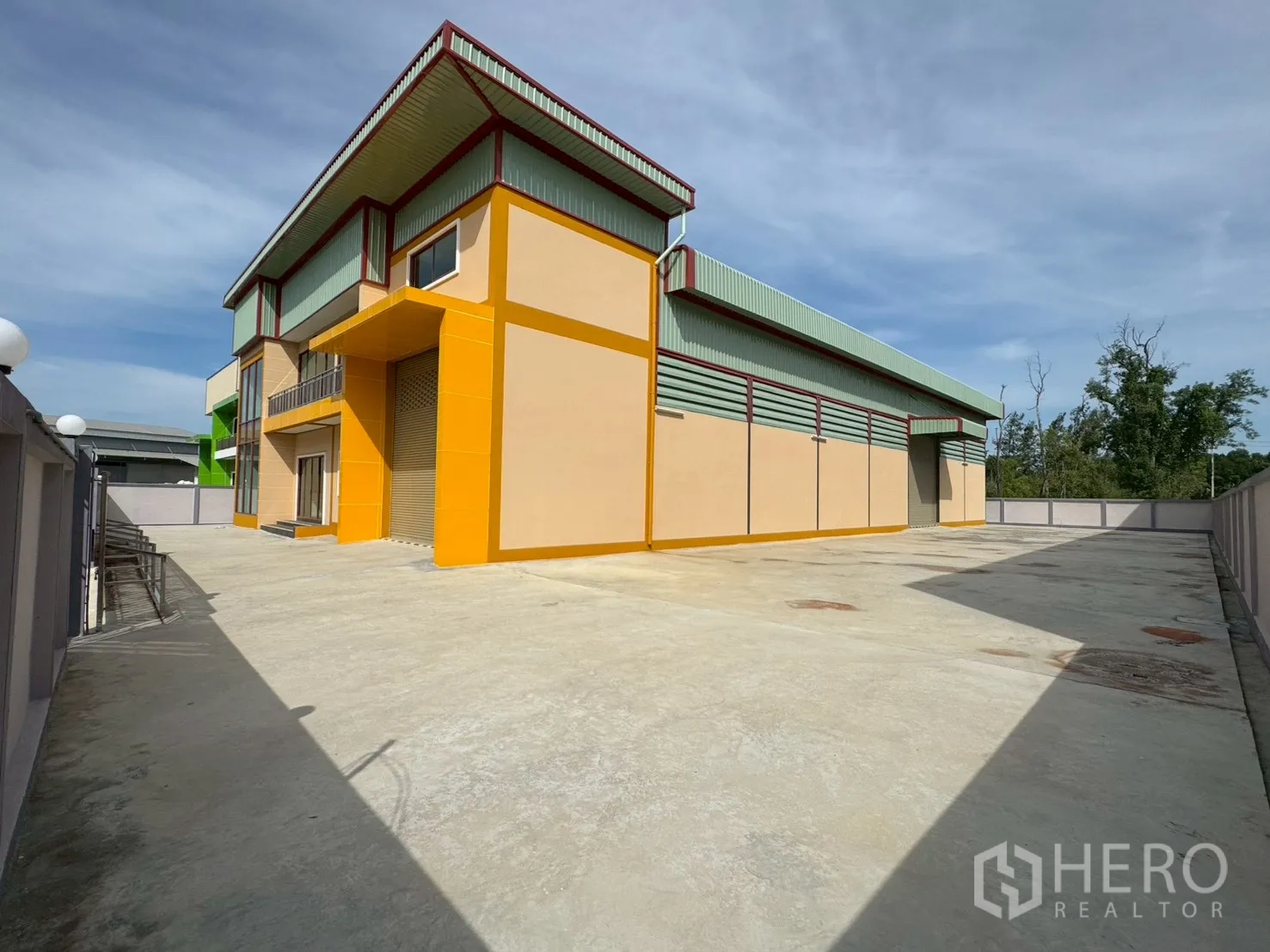 โรงงาน for sale in Mueang Samut Sakhon, Samut Sakhon - มุมข้างอาคารเห็นลานคอนกรีตกว้างรอบโรงงานและจุดขนถ่ายสินค้า