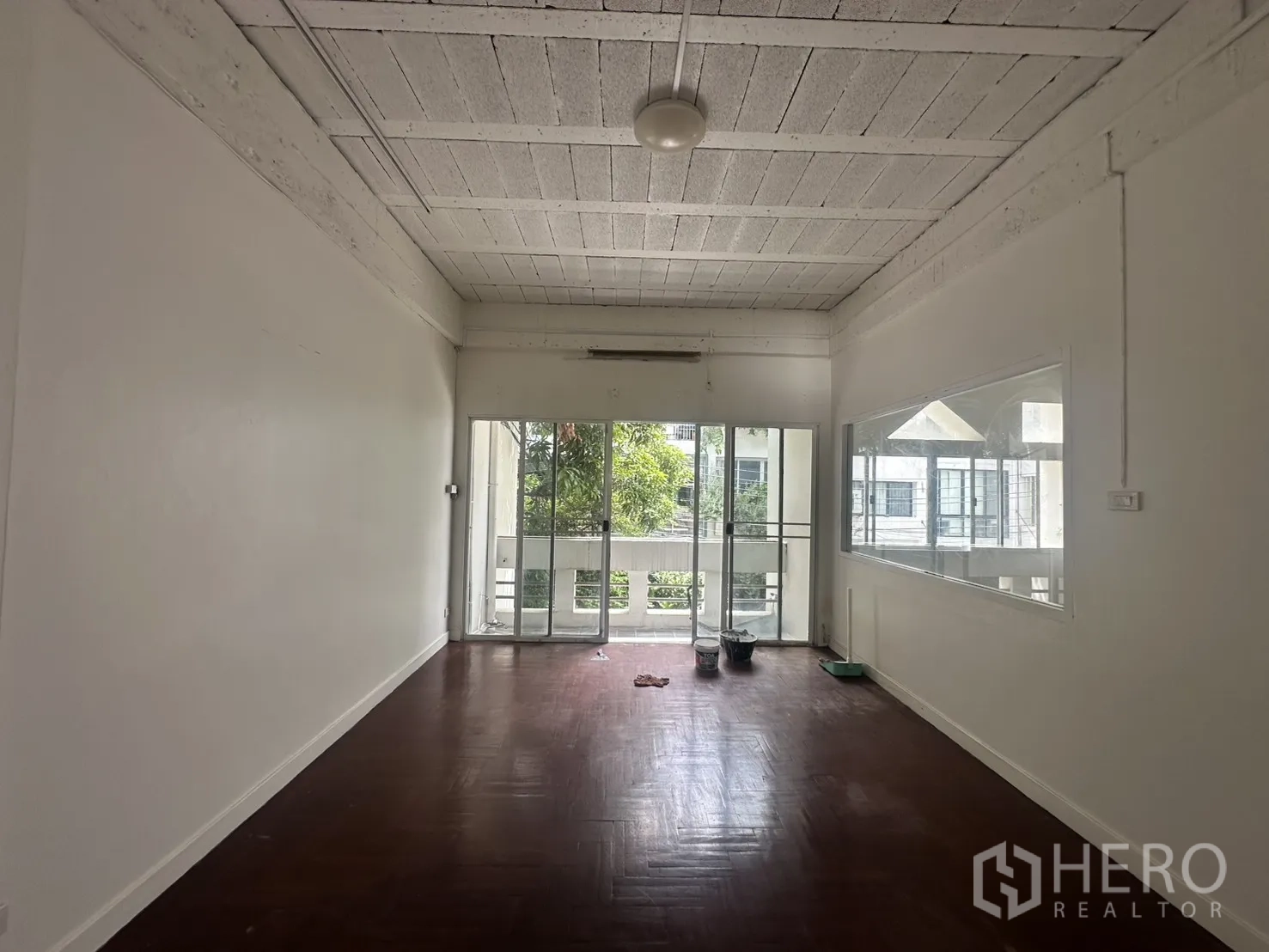 โฮมออฟฟิศ for rent in Watthana, Bangkok - ห้องขนาดใหญ่เชื่อมต่อระเบียงและมีผนังกระจกภายใน.