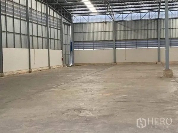 货栈 出租在Lat Krabang, Bangkok - 开阔仓库分区，采光屋面板与宽大的装卸滑门