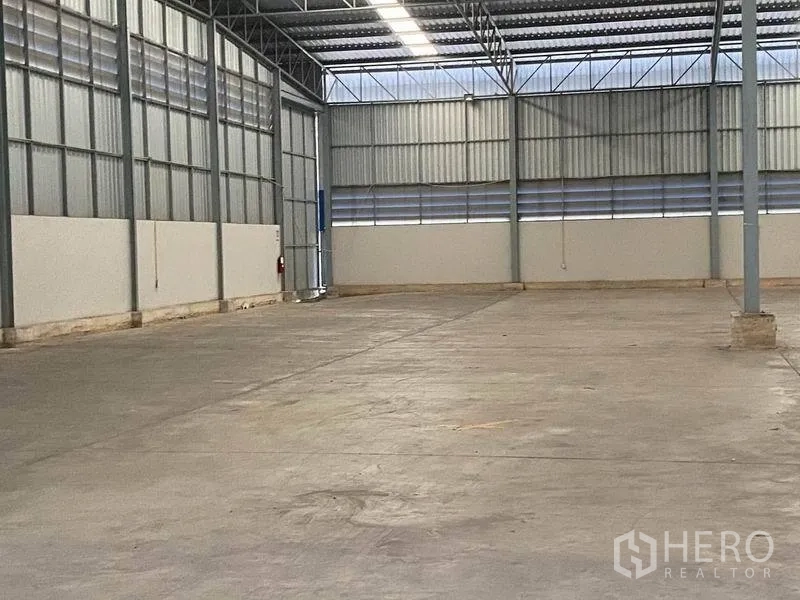 货栈 出租在Lat Krabang, Bangkok - 开阔仓库分区，采光屋面板与宽大的装卸滑门