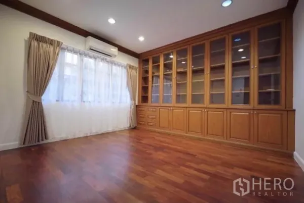 บ้าน ให้เช่าในBang Phli, Samut Prakan - ห้องทำงานพร้อมตู้บิวท์อินไม้เต็มผนังและเครื่องปรับอากาศ